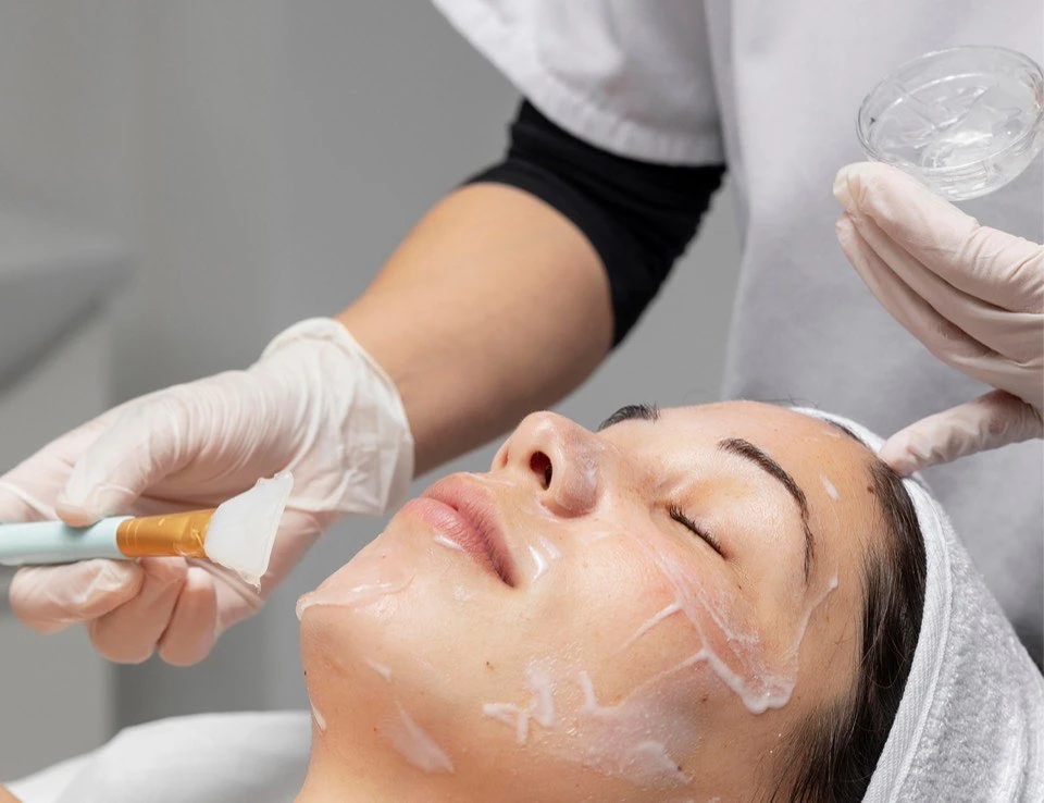 Profesjonalny peeling chemiczny kwasami dopasowany do potrzeb skóry Kraków