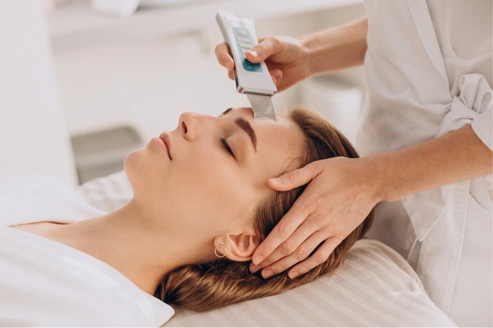 Peeling kawitacyjny - delikatne oczyszczanie twarzy ultradźwiękami